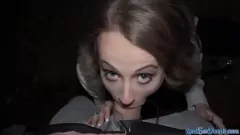 Abspielen Vollbusige europäische Babes werden für Outdoor-Blowjobs und Doggystyle-Ficken in der Öffentlichkeit abgeholt