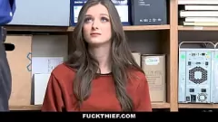 Abspielen Strenger Polizist erwischt jugendlichen Ladendieb und bestraft sie mit Hardcore-Doggystyle-Ficken