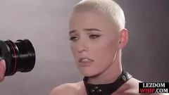 Reproducir Una MILF lesbiana dominante con grandes tetas y un culo rubio calvo toma el control en una mazmorra con un arnés y sentado en la cara