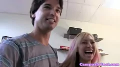 تشغيل فتيات جامعيات شقيات يستمتعن بركوب راعية البقر العكسية البرية على شريط سميك في مسكنهن