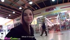 تشغيل انه يمتص الديك جيدا والملاعين بسرور كبير