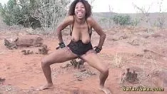 Reproduzir Uma mulher negra com pais enormes fodeu na África