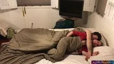 Abspielen Sex mit Mutter wacht auf, als ihr Sohn seinen Schwanz in ihren Arsch steckt