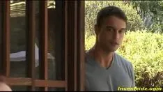 Reproduzir Levado a sério nas costas e fodido por um cachorro humano