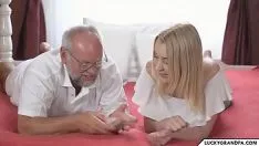 Abspielen Die Nichte wird von ihrem Großvater nach einem Blowjob und heftigem Sex ohnmächtig, als sie auf einem großen Schwanz reitet