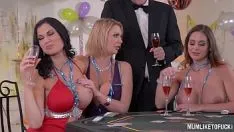 Jouer Tre milf in silicone si masturbano e vengono scopate in gruppo
