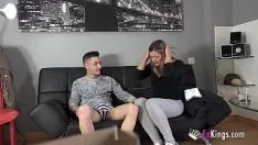 Abspielen Pornofilme im Wald und auf der Hütte mit einer Blondine