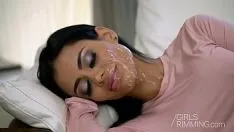 تشغيل جبهة مورو مع الحمار الفريد يعطي الألسنة في مؤخرة الرجال والملاعين بعنف - أفلام XXX