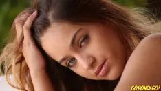 Jouer La ragazza carina si mette un dito nella figa