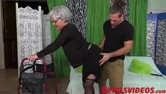 Reproducir Abuelita en una silla se folla como loca a un joven