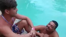 Jouer Si siede in piscina e lecca la vagina della sua ragazza