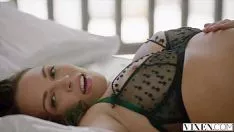 Jouer Lui la prende quando mette le dita nella sua figa