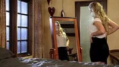 Reproducir Esta joven madre tiene senos muy grandes y suaves.