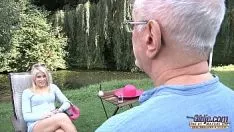 Odtwórz Pozwala swojemu nieco starszemu sąsiadowi na wyjątkowy seks oralny