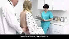 Abspielen Am Ende kontrolliert dieser Arzt die Muschi seines Patienten, lässt sich aber hinreißen