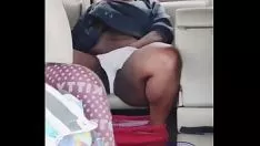 Reproducir Hottie monta la polla de un hombre en el auto mientras está en movimiento
