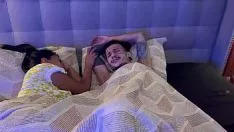 Abspielen Vor dem Schlafengehen hat sie gerne Sex mit ihrer geilen Freundin