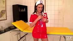 Abspielen Sie sitzt in einer Position, in der der Schwanz ihrer Freundin perfekt in ihren Arsch passt