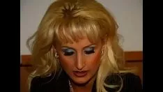 Reproducir La rubia de bonitos pechos y culo grande y redondo con la que tiene sexo intenso