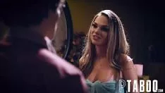 Reproduzir Vagabunda com lábios carnudos que gosta muito de ser lambida entre as pernas