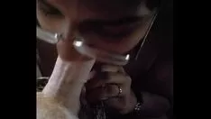 Reproducir Le hace sexo oral con lujuria a un chico que tiene la polla muy pequeña