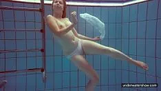 Abspielen Die im Pool gefickte Dame soll aus dem Wasser rutschen