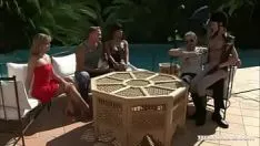 Jouer La pute aux gros seins a fait le post par deux mecs qui lui tirent dessus