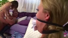 Jouer Une brune voyeuse partage une grosse bite avec une amie blonde
