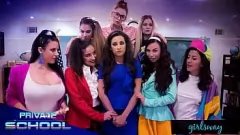 Odtwórz Niegrzeczna uczennica Emily Willis dostaje sprośną lekcję od Angeli White i Aidry Fox