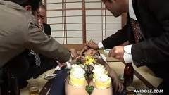 Reproducir Delicia asiática: Asuka Ayanami se vuelve loca con la comida y la polla