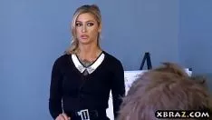 Abspielen Die Blondine hat Zeit für einen gefährlichen Blowjob