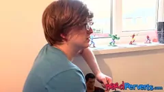 تشغيل Nerdy Stud يحصل على اللسان من Wannabe Pornstar في الملابس الداخلية