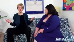 BBW Bella Bendz se fait enculer par une grand-mère lesbienne