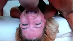 Jouer Fellation bâclée d'une blonde colombienne soumise laisse son visage couvert de salive