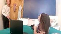 Abspielen Stiefvater fickt seine brutale Tochter Brunette