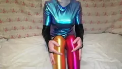 Sensual Sissy Femboy en latex Body adore les pieds et gagne un éjaculation mains libres