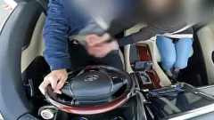 Afspelen De intense handjob van de gefrustreerde vrouw maakt hem ejaculeren in de auto