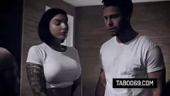 Reproducir La puta anal adolescente Ivy Lebelle se pone hardcore follando frente a sus maestros