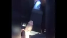 Jouer Un homme noir sort sa bite de son pantalon et fait une pipe à sa copine