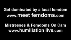Abspielen Busty Babe in Dessous dominiert bisexuelle Sissy in POV Porno