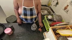Redare Dorințele ascunse ale lui Crazy Maid: un masaj senzual în timp ce spălați vasele