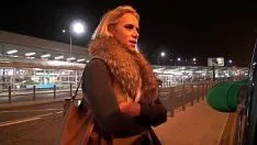 Jouer Blonde mature baise dans la voiture à l'aéroport avec le chauffeur