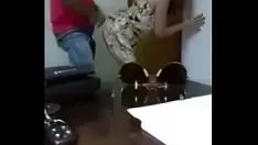 Jouer Elle regarde attentivement la porte pour que personne ne puisse entrer quand le maire la baise dans le dos