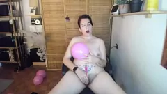 Abspielen Geile Milf Nicoletta Botsi und ihre haarige Muschi im Ballon spielen Orgasmus Extravaganz