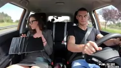 Redare Gagica busty devine obraznică cu șoferul studentului în public