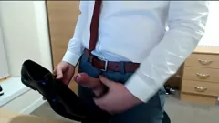 Afspelen Geschikte Twink -baas geeft een hete cumshot terwijl hij zijn kledingschoenen schijnt