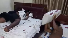 تشغيل لقاء Krissyjoh's Sinful Lodge: متعة المتشددين مع الأخوات والحمار الأسود الكبير!