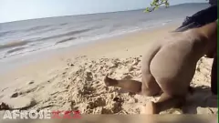 Jouer La chatte rasée en gros plan d'ElviesLutty baise dure sur la plage