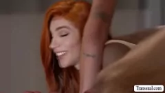 Jouer T-girl Ariel Derure est à cru par un nouveau petit ami