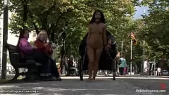 Odtwórz Europejska laska dominuje w publicznej hańbie BDSM Orgy